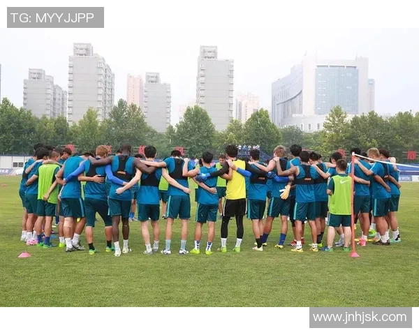 变声足球明星揭秘他是谁为何声音变化引发热议